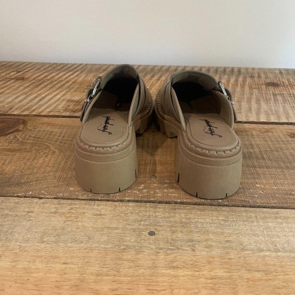 earth lyra buckle clog